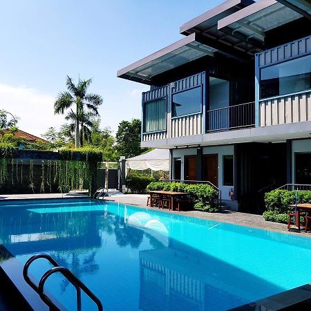 Kluang Container Swimming Pool Hotel Exteriör bild