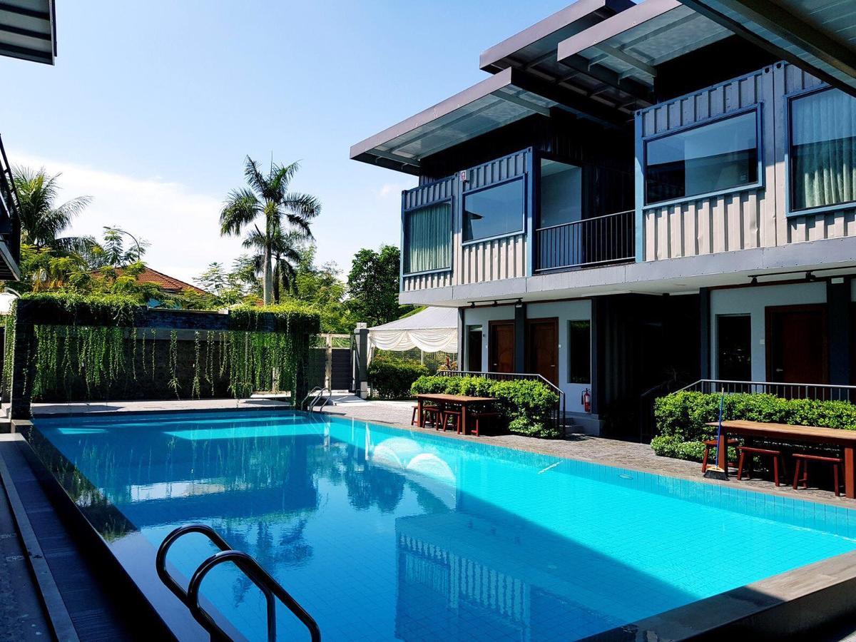 Kluang Container Swimming Pool Hotel Exteriör bild