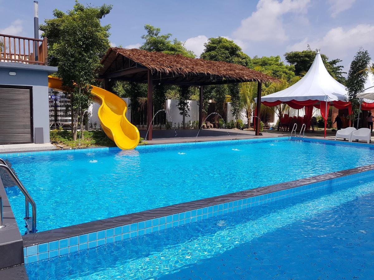 Kluang Container Swimming Pool Hotel Exteriör bild